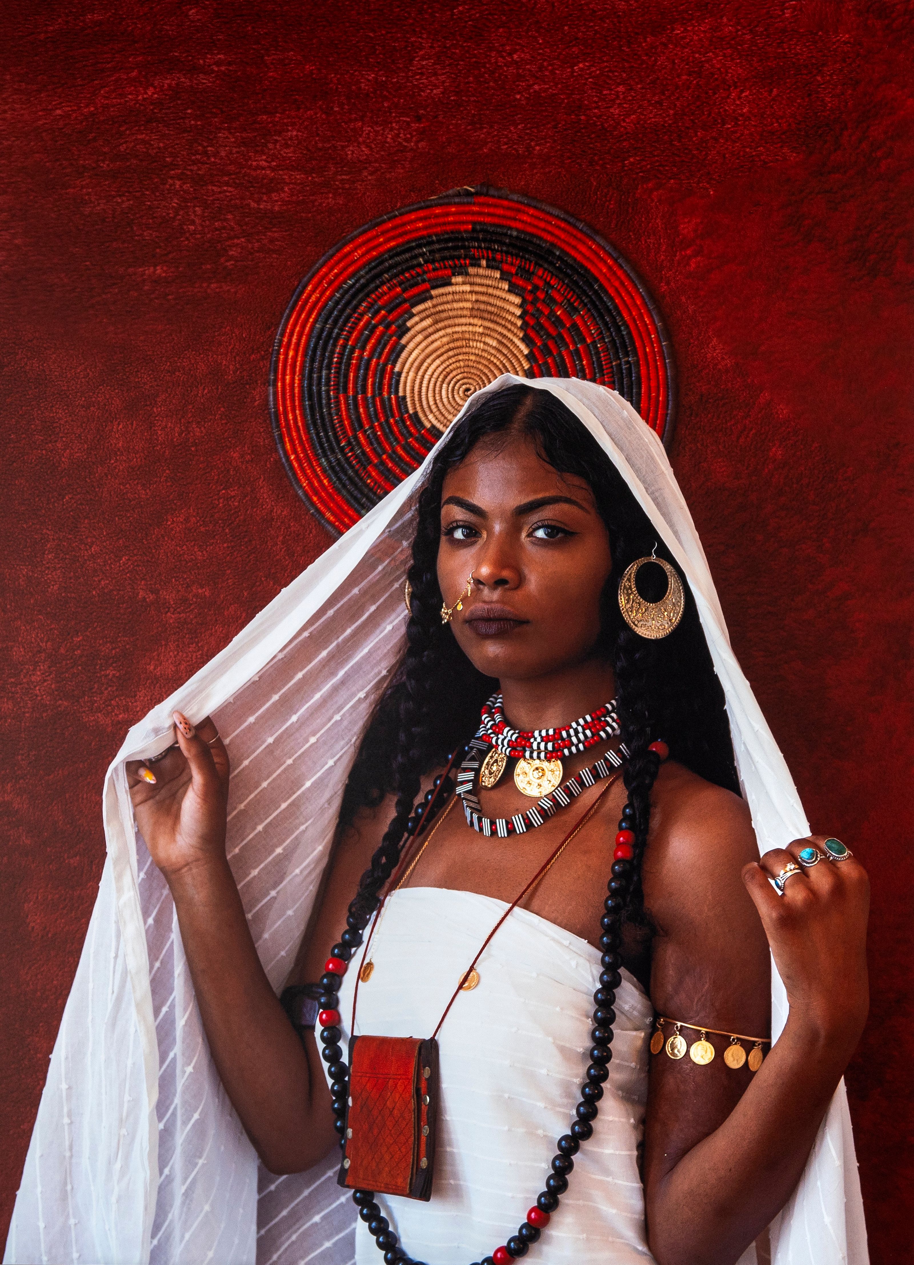 Foto av tradisjonelt kledd afrikansk dame