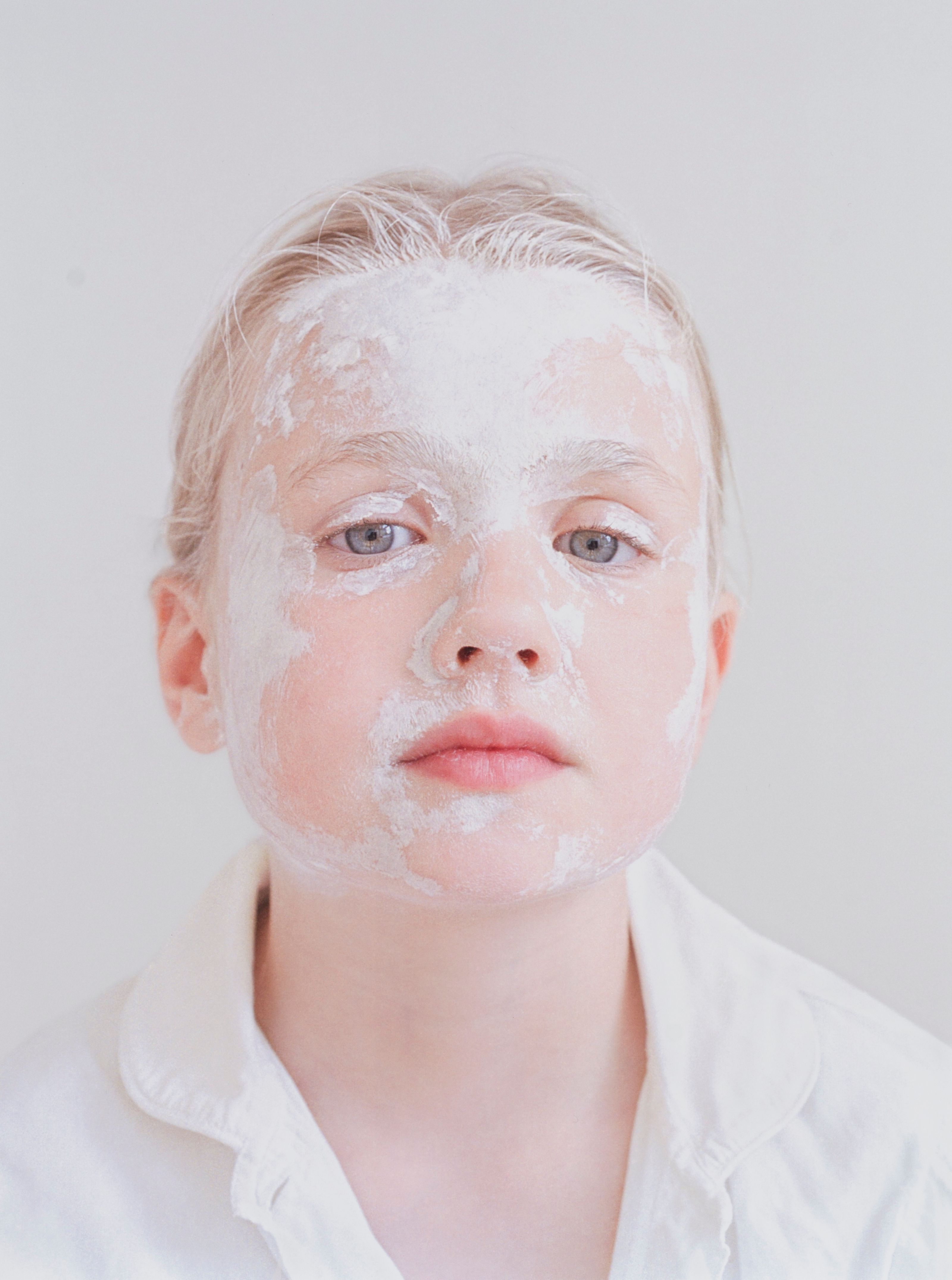 Foto av barn med maling i ansiktet
